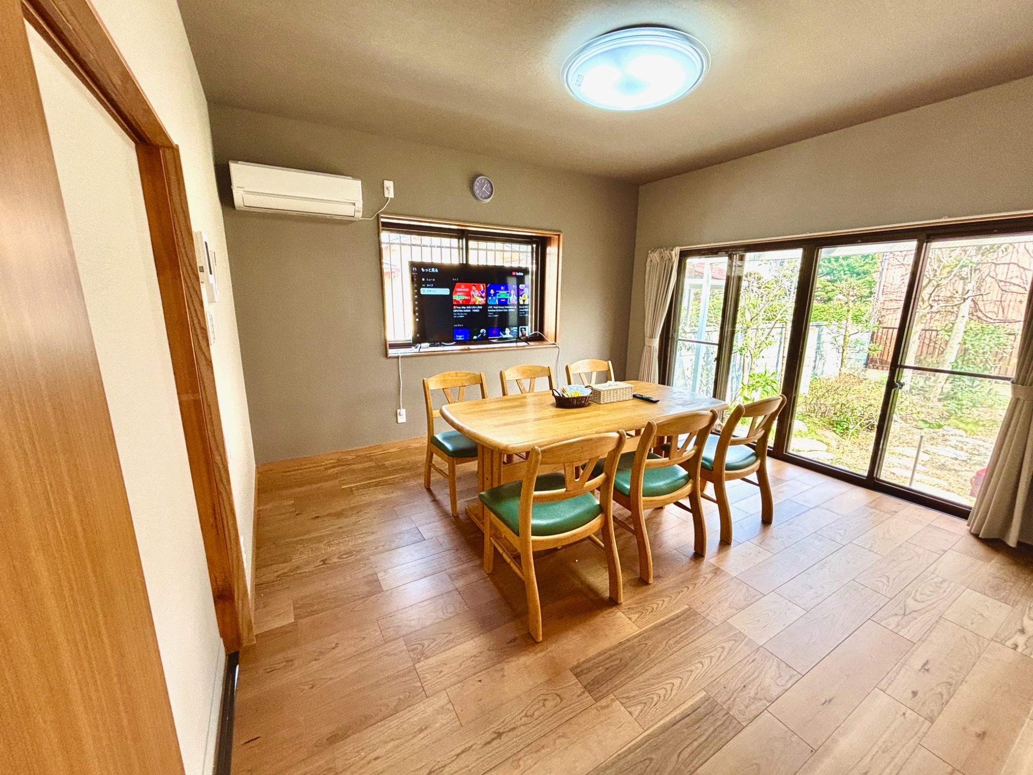 テレビ鑑賞をしなから、ごゆっくりとお寛ぎいただけます。エアコンがございますので、快適にお過ごし...