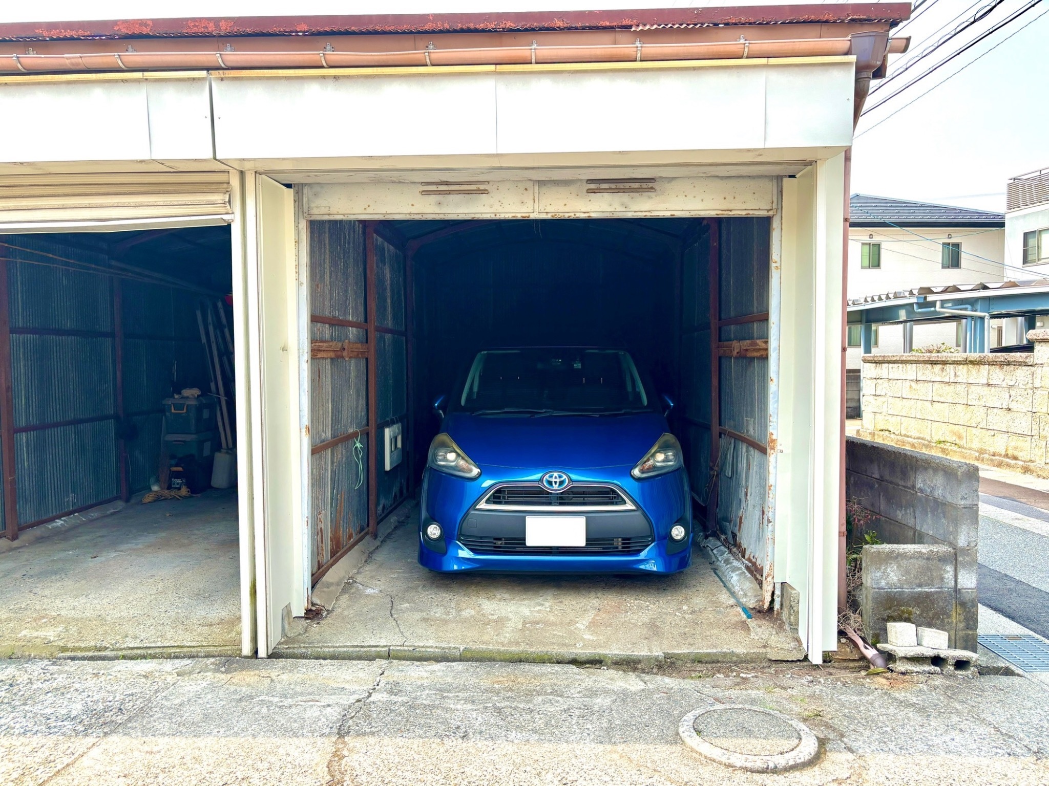 当宿の前の車庫を普通車１台分ご利用いただけます。但し、ハイエース、アルファード、エルグランドク...