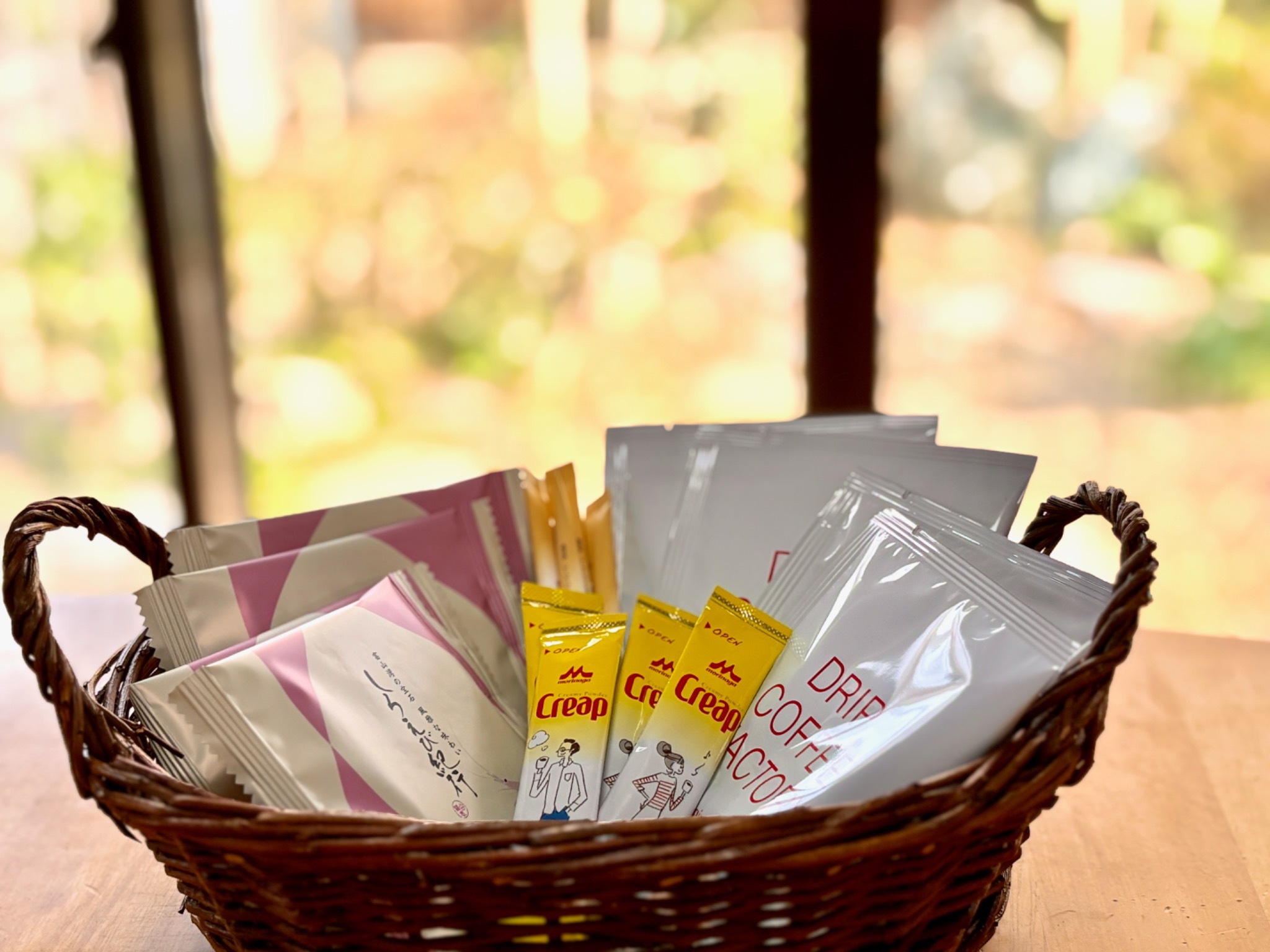 お菓子とコーヒーのサービスをご準備しています。