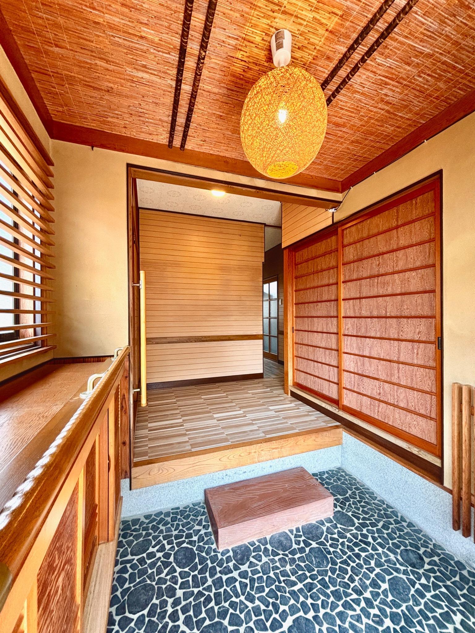 古民家の落ち着いた雰囲気の玄関となっております。