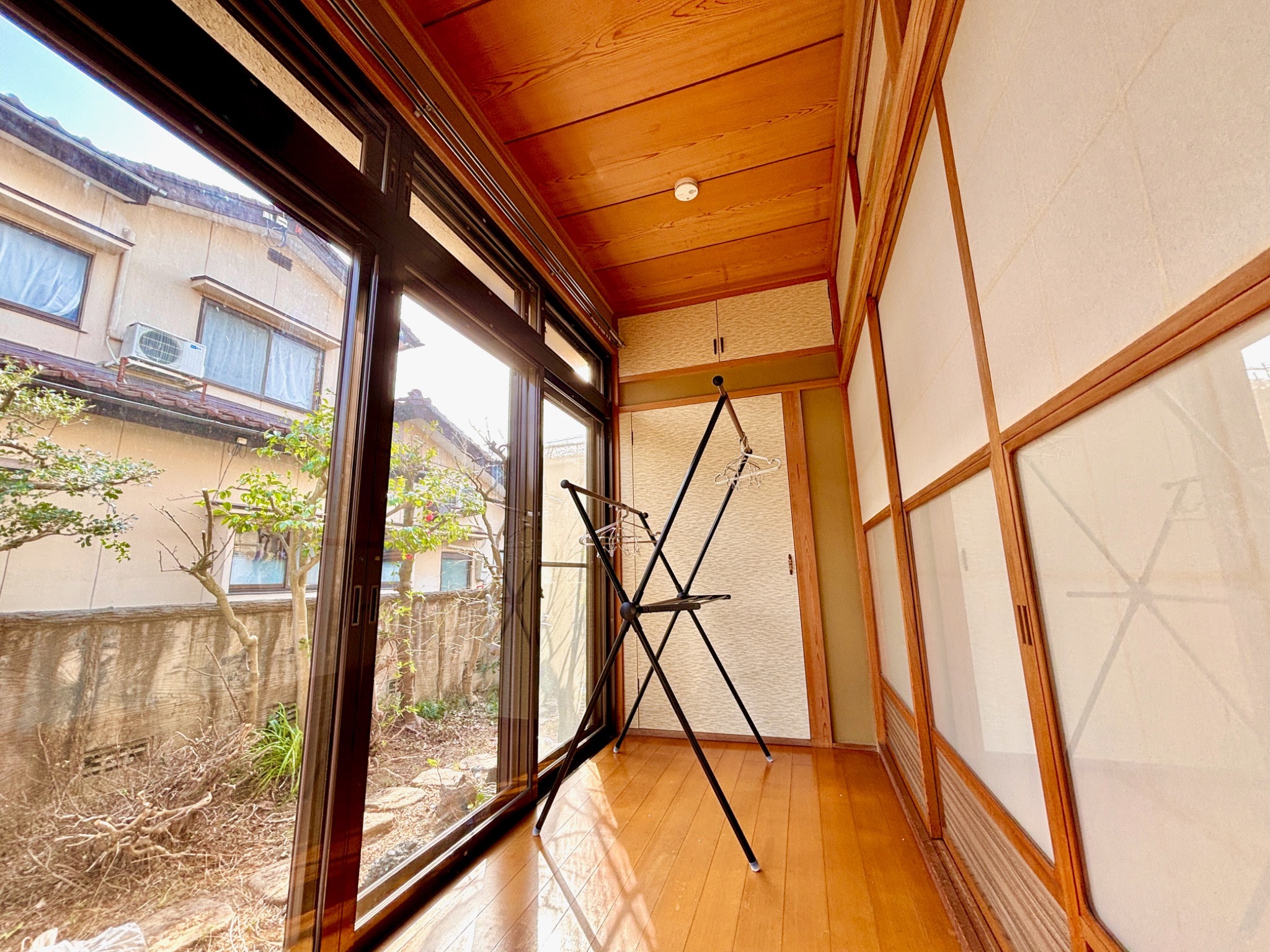 日当たり良好な縁側には洗濯物干しの用意がございます。