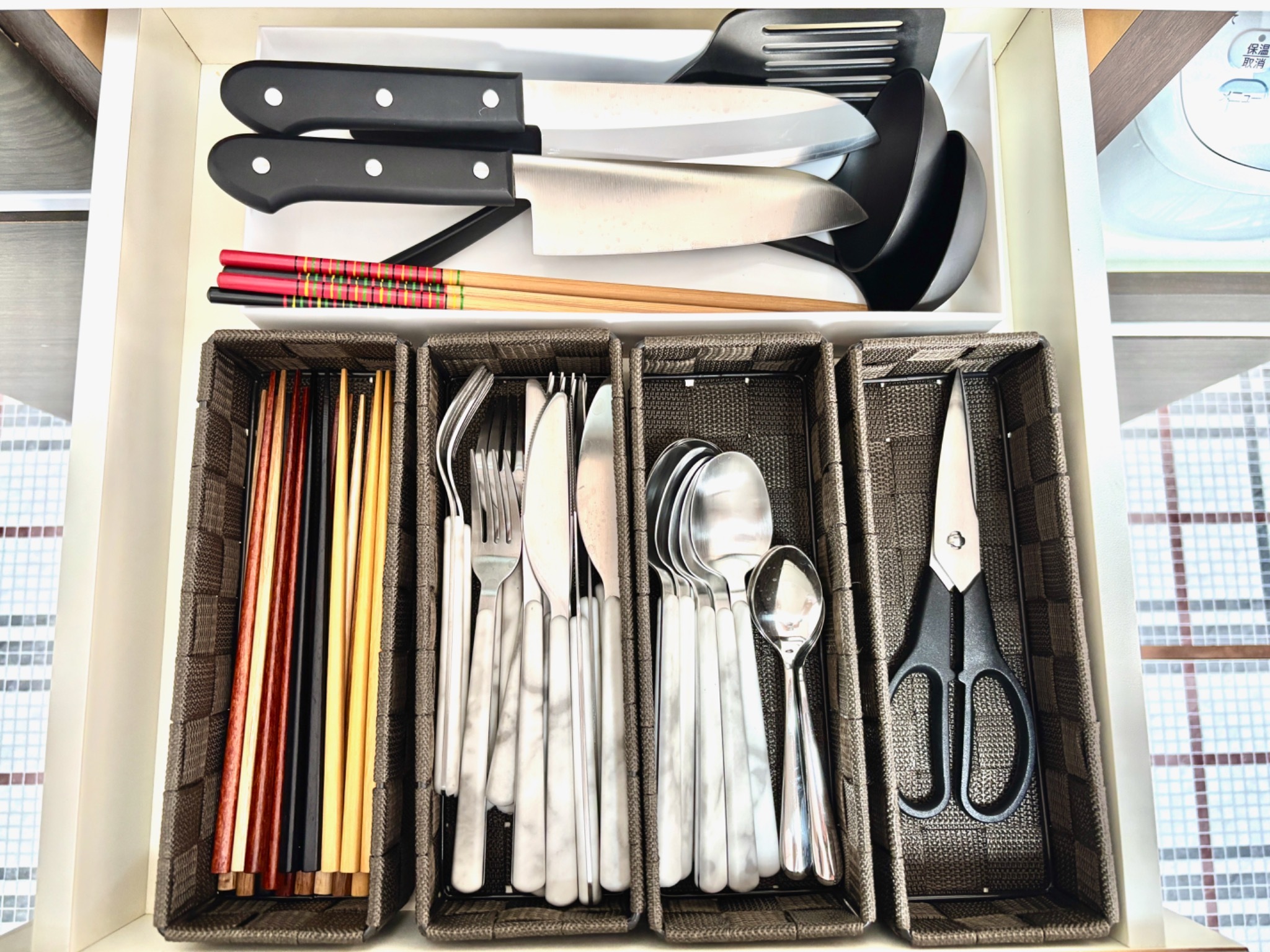 カトラリー類、包丁、まな板などの調理器具のご用意がございます。