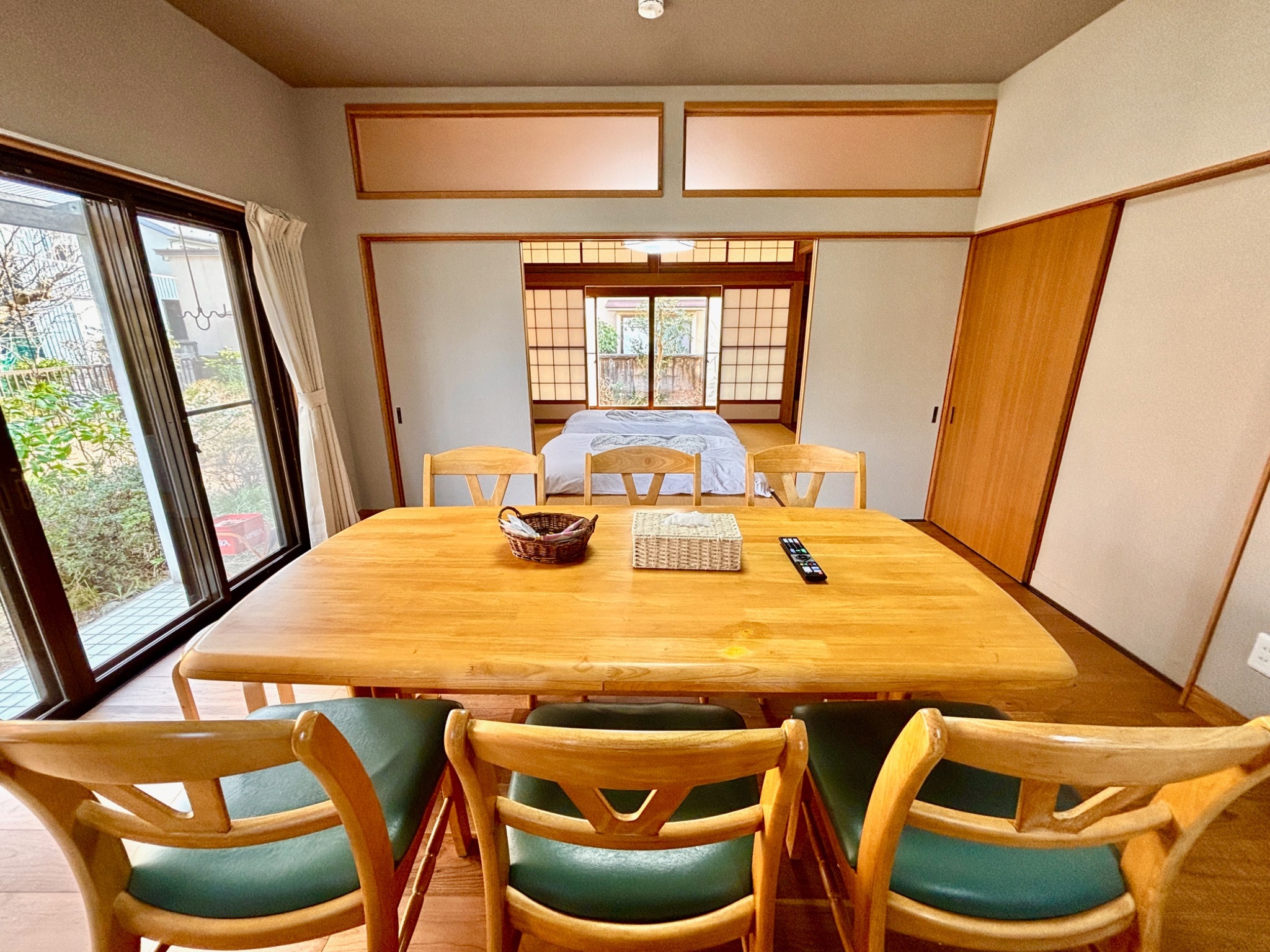 リビングと寝室は扉で仕切りがありますので、就寝時などは閉めていただけます。