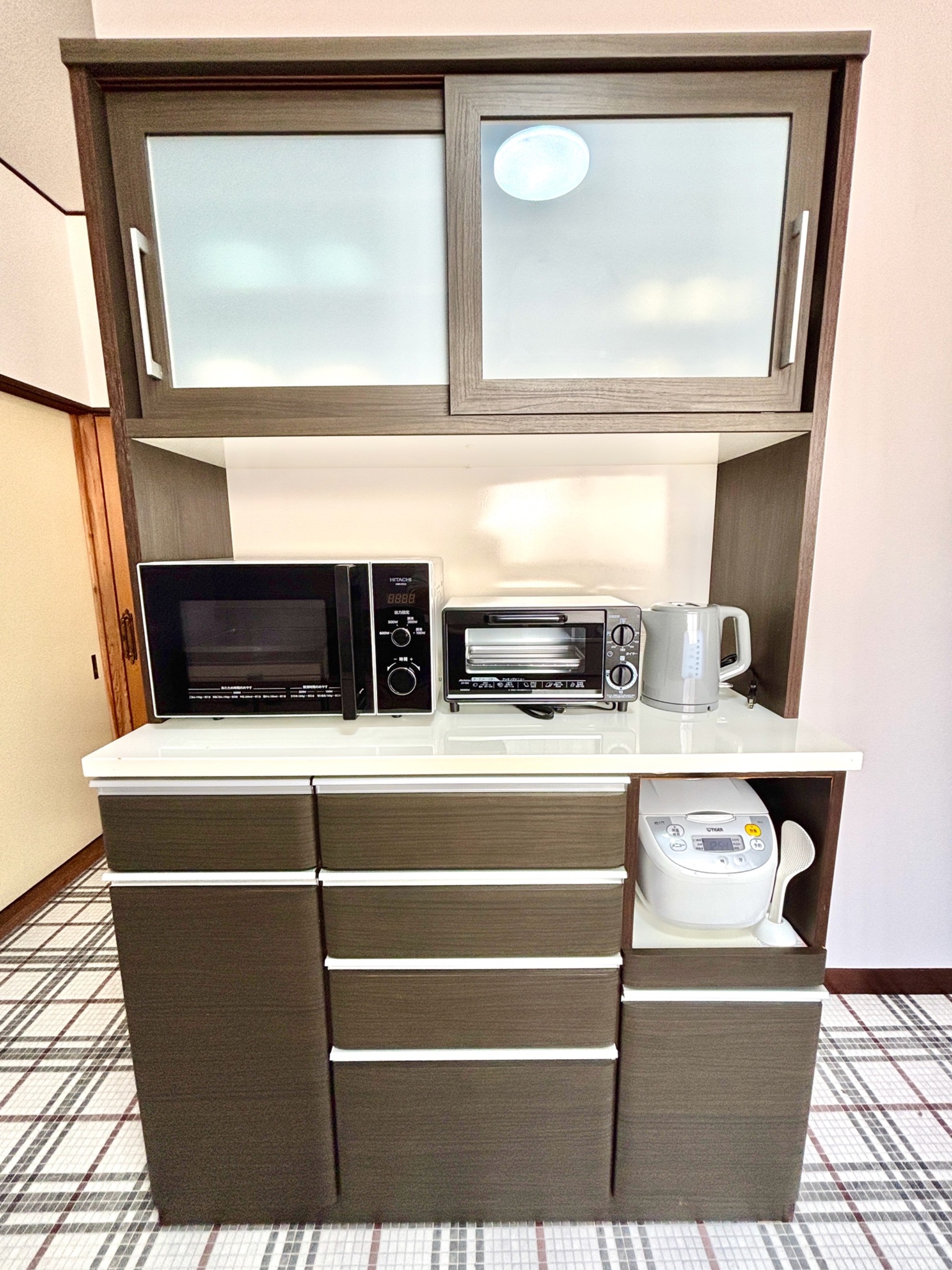 電子レンジ、トースター、電気ケトル、炊飯器がございます。