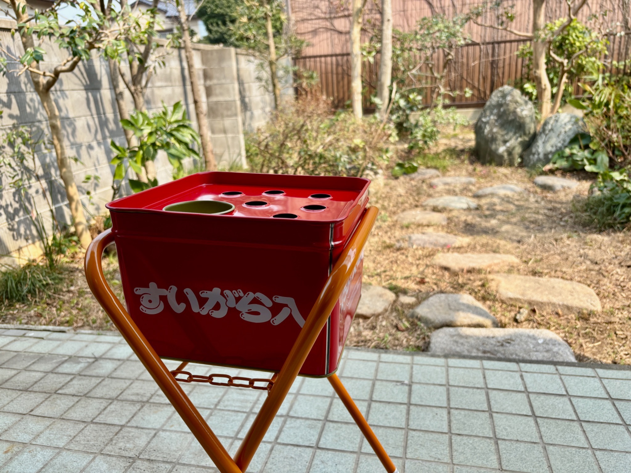 庭に喫煙スペースがございます。（宿内は禁煙です）