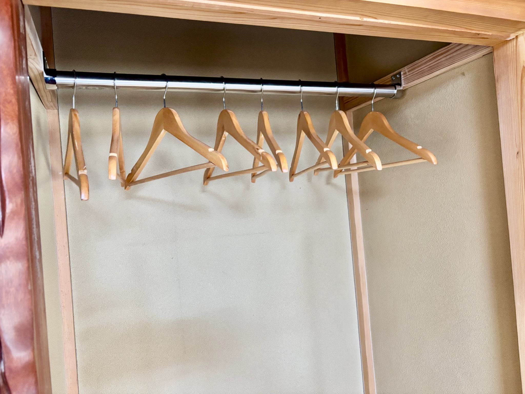 ハンガーラックがございますので、洋服類を掛けていただけます。