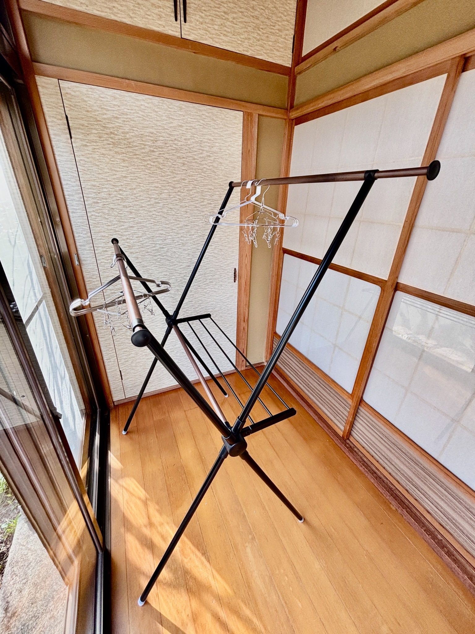 洗濯物を干していただけるよう、物干し、ハンガーのご用意がございます。