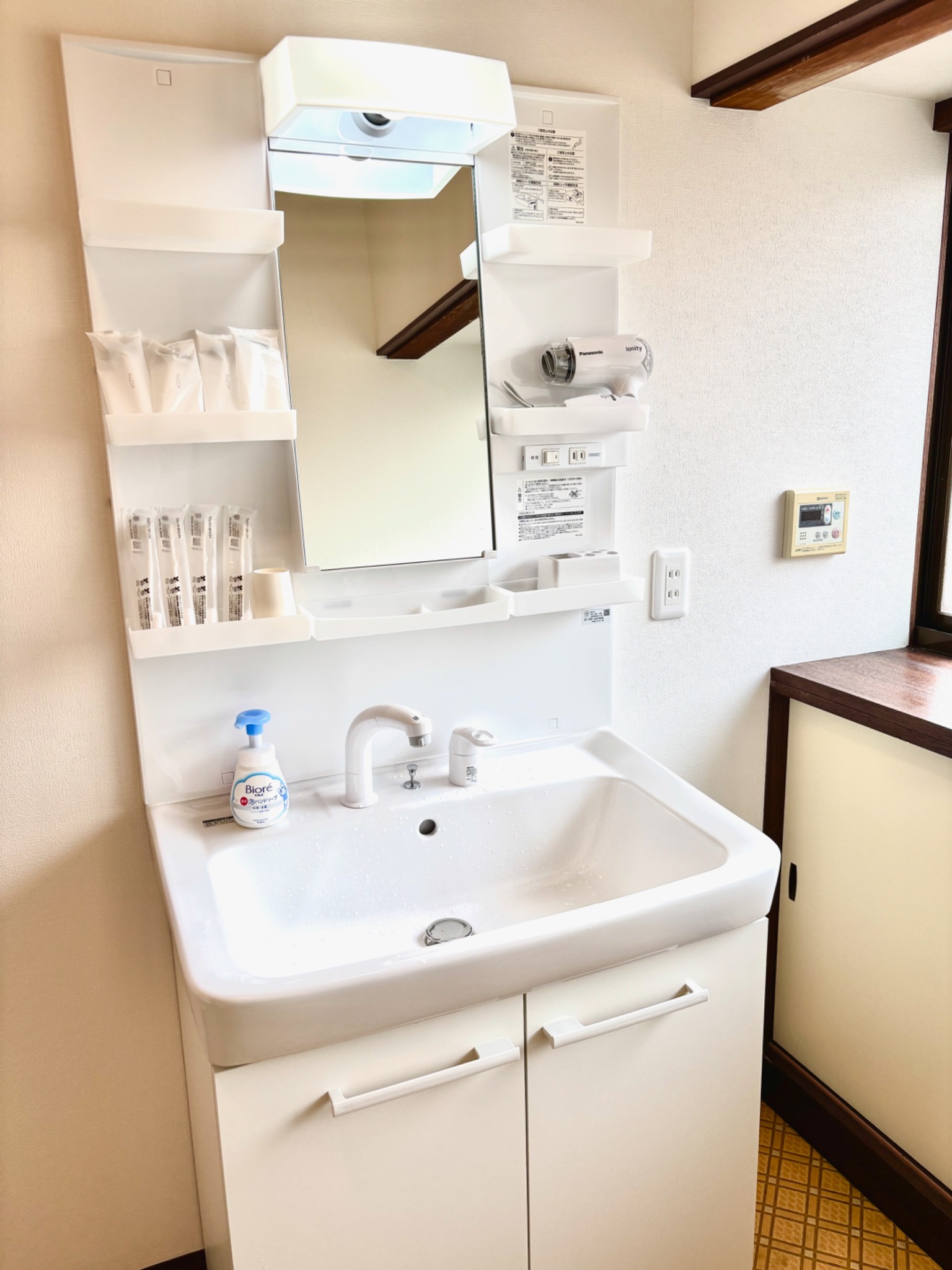 清潔感のあるシャンプードレッサータイプの洗面化粧台です。