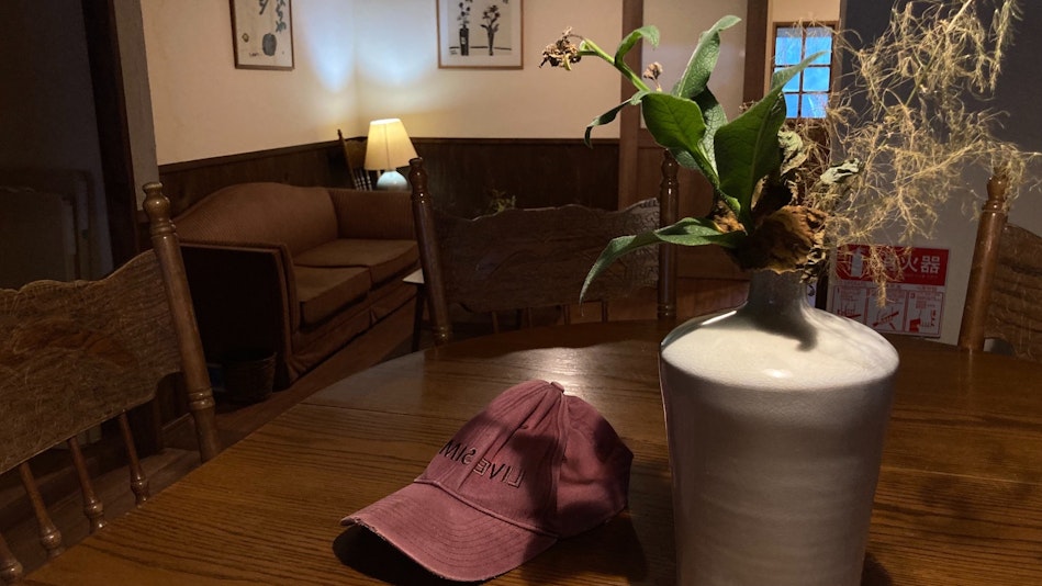 １Fダイニングテーブルよりロビーを望む