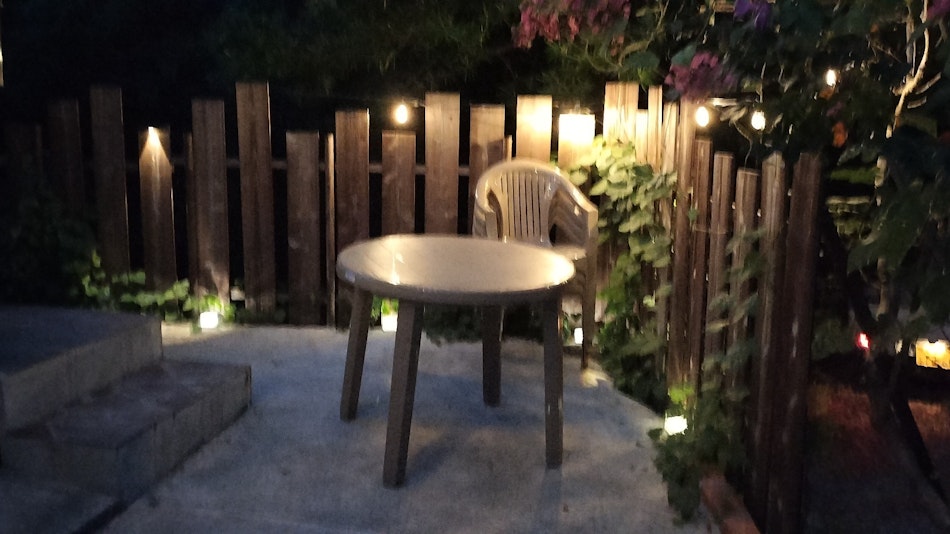 玄関前にはテーブル　椅子