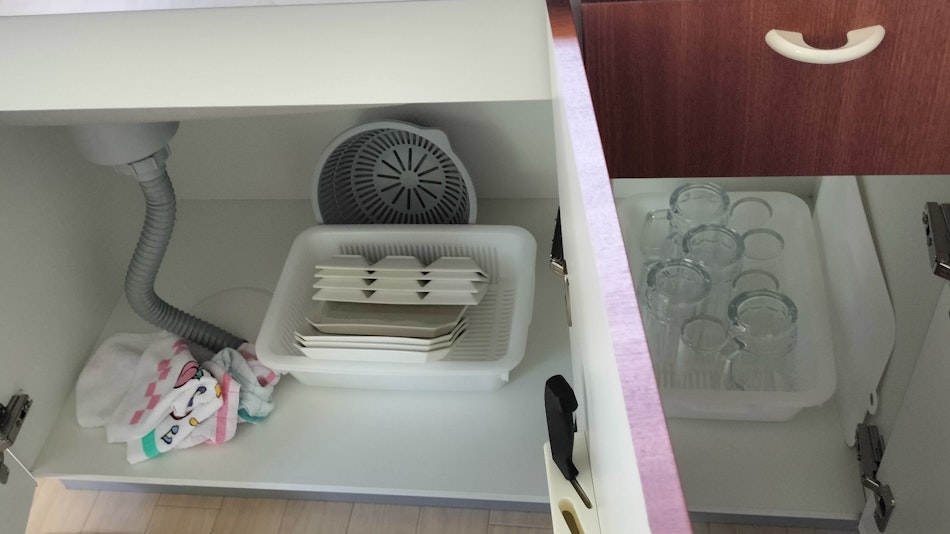 流し台下にはコップ類