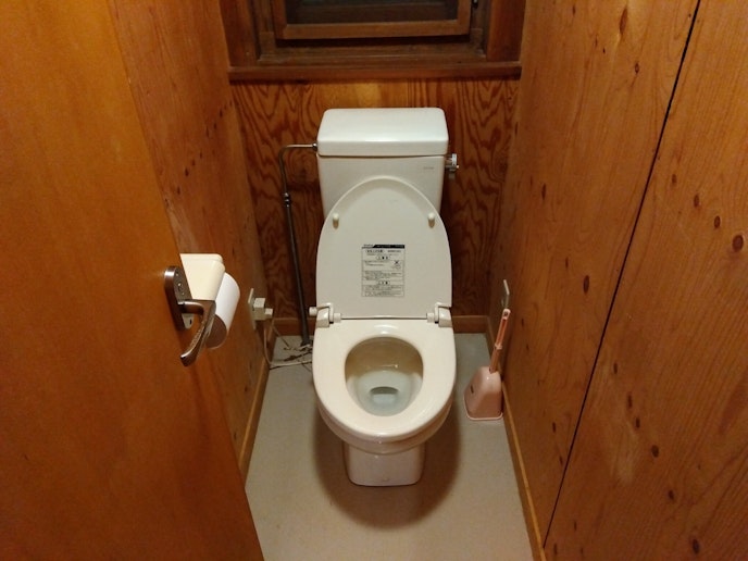 【ログハウスコテージ】１階トイレ