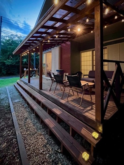 屋根付きデッキで雨のでもBBQ可能です