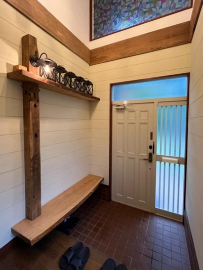玄関にベンチあります