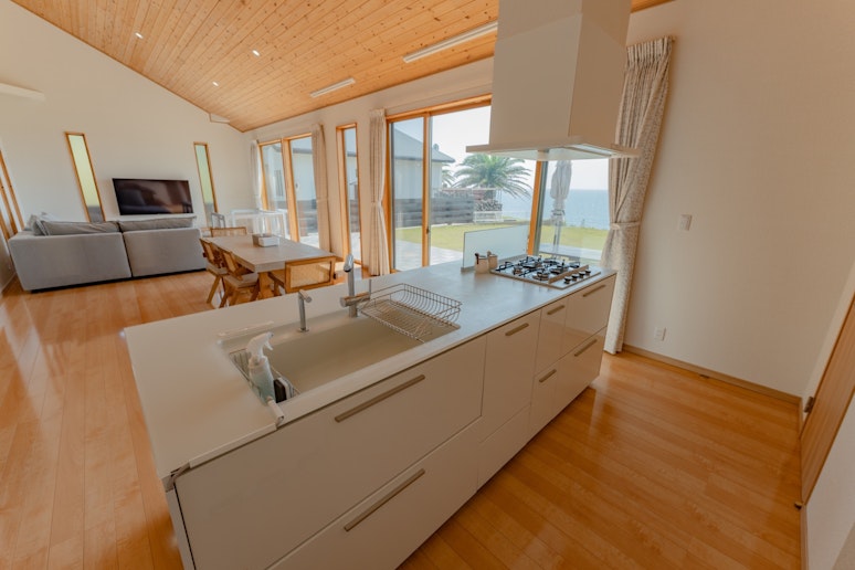 海辺のヴィラで味わうプライベートキッチン&ダイニング。...