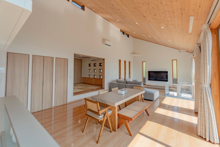 広々としたリビング。愛犬と一緒にリラックスしてお過ごしいただけます。