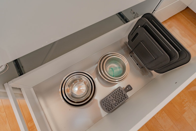 ご家族やご友人との食卓を彩るための食器・カトラリーを完備。洗練されたキッチンスペースで快適にお...