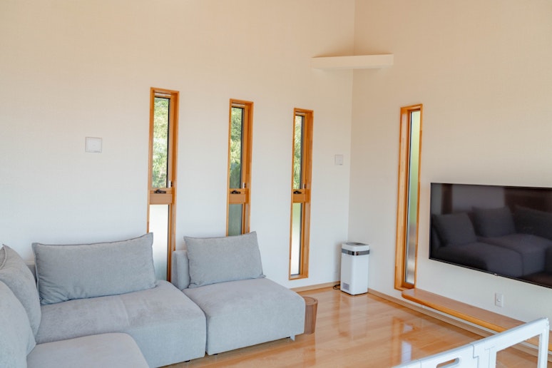 広々としたリビングにはゆったりと過ごせるソファを配置。ワンちゃんと快適にお過ごしいただけます。