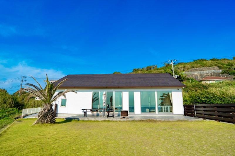 青空と空の色が映える洗練された建物。到着した瞬間から非日常空間へと導きます。