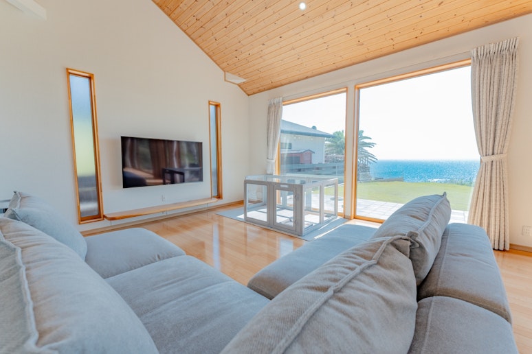 広々としたリビングにはゆったりと過ごせるソファを配置。ワンちゃんと快適にお過ごしいただけます。