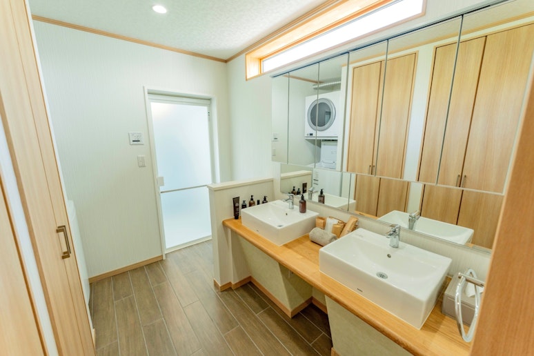 スキンケア用品も充実した洗面台。朝のリフレッシュや夜のケアまで、気持ちよくご利用いただけます。