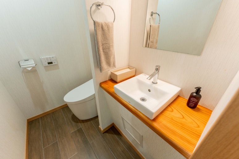 シンプルで清潔なトイレルーム。快適に利用いただけるよう、細部まで拘って配慮しております。