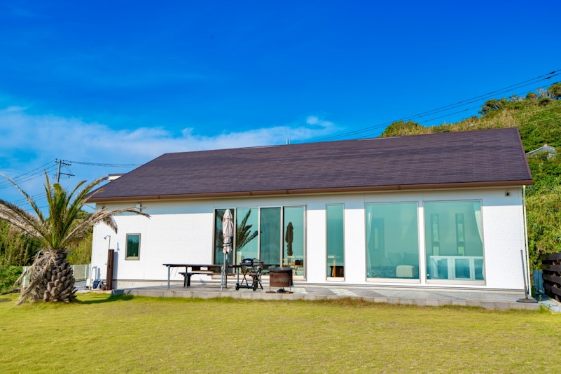 海と空の絶景に映える洗練された外観。プライベート感溢れる滞在を予感させます。