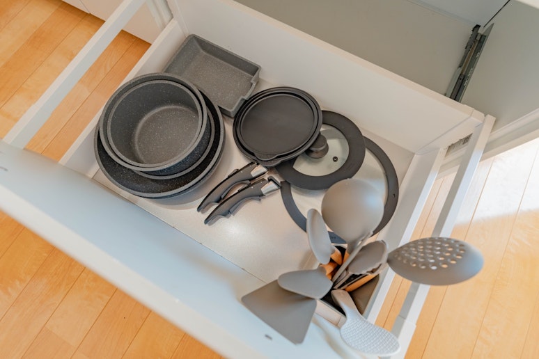 ご家族やご友人との食卓を彩るための食器・カトラリーを完備。洗練されたキッチンスペースで快適にお...