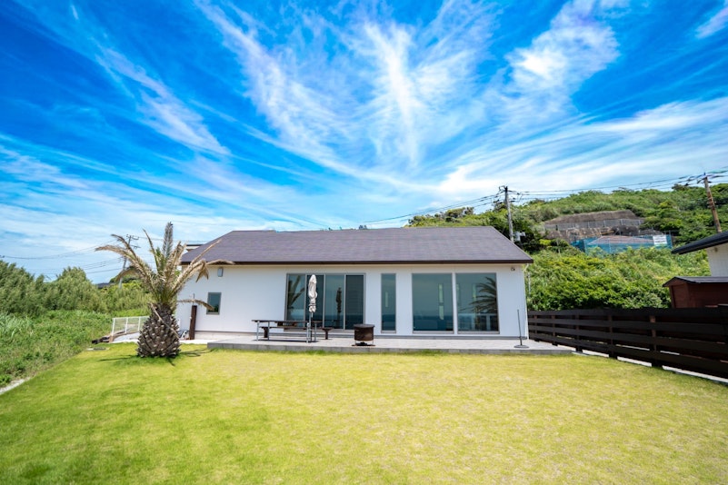 海と空の絶景に映える洗練された外観。プライベート感溢れる滞在を予感させます。