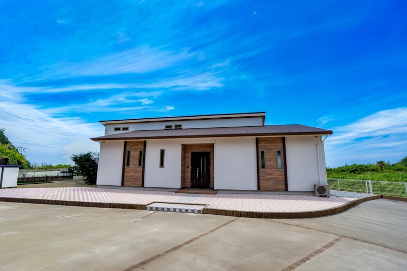海と空の絶景に映える洗練された外観。プライベート感溢れる滞在をお楽しみください。