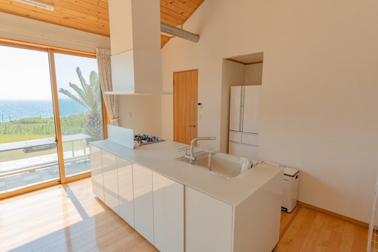 リゾートステイに欠かせない、自由に使えるフルキッチンを完備。...