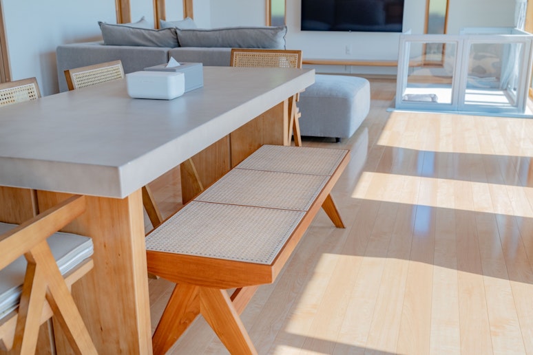 木の温もりを感じられる、温かみのある家具を配置しリラックスできる空間に。