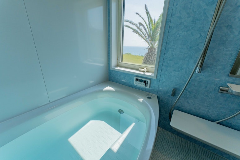 開放感溢れるバスルームからは雄大な景色を一望できます。朝の光や夕暮れの色彩に包まれる入浴体験は...