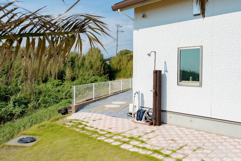 屋外シャワーも完備しておりますので、愛犬とのお散歩後の足洗いにもご利用ください。