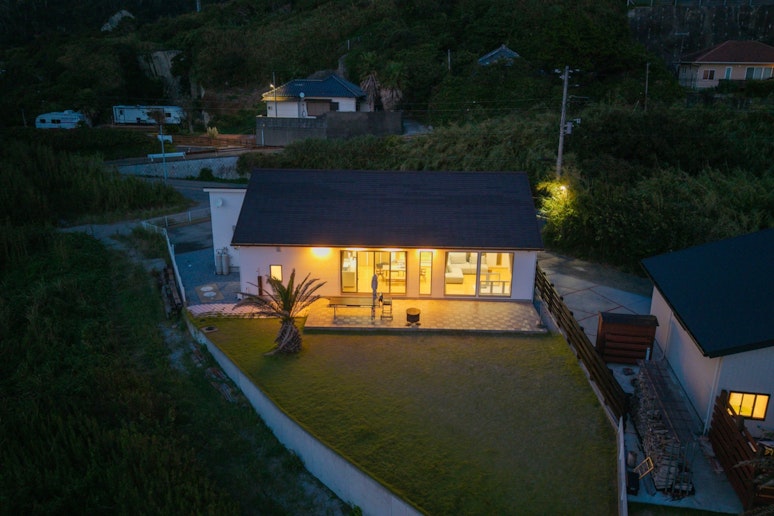 波音と潮風に包まれる夜。幻想的な雰囲気が大切な人とのひとときをより特別に彩ります。