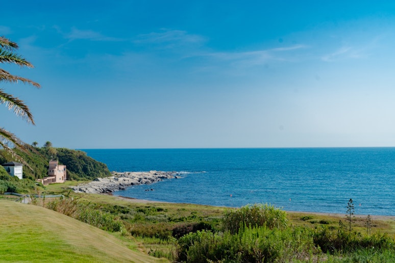 青く澄んだ海は散歩やビーチ遊びにも最適です。愛犬とのお散歩も楽しめます。