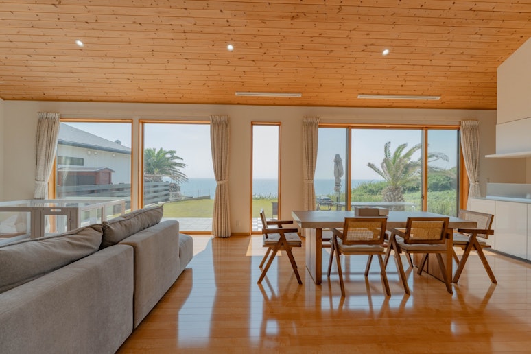 大きな窓から差し込む太陽光と、木の温もりを感じられる心地よい空間。