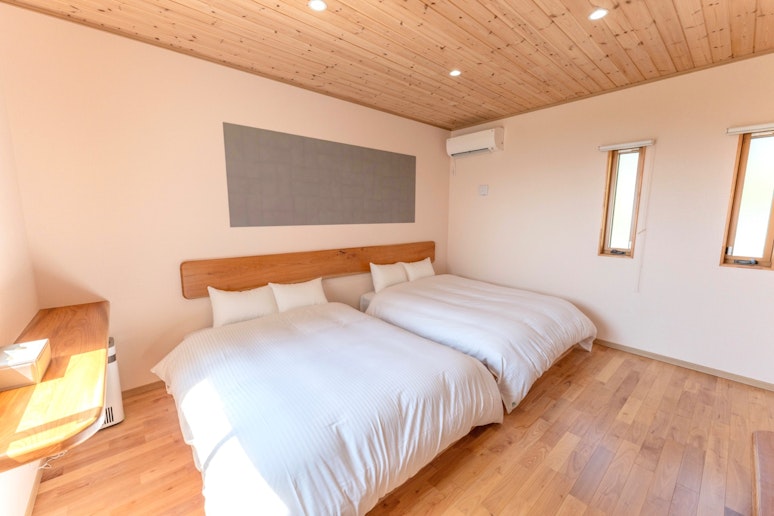 ダブルベッドを２台ご用意。寝室も柔らかい木の温もりを感じられるデザインに仕上げ、ゆったりと眠り...