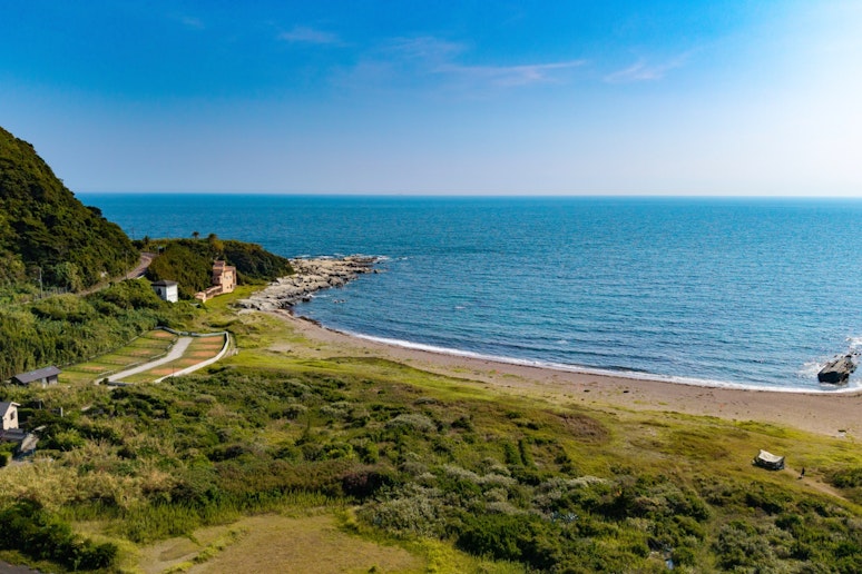 視界いっぱいに広げる水平線と、季節ごとに表情を変える海の景観。...