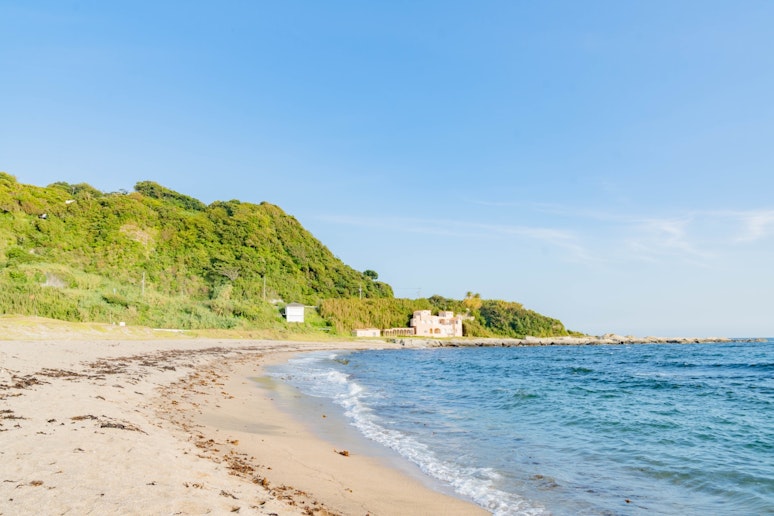 布良浜。波音だけが響く穏やかな時間が、心と身体を解きほぐします。