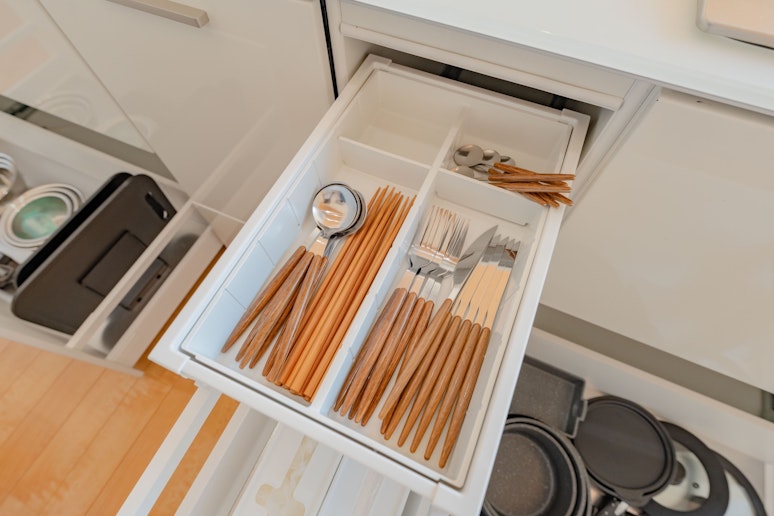 ご家族やご友人との食卓を彩るための食器・カトラリーを完備。洗練されたキッチンスペースで快適にお...