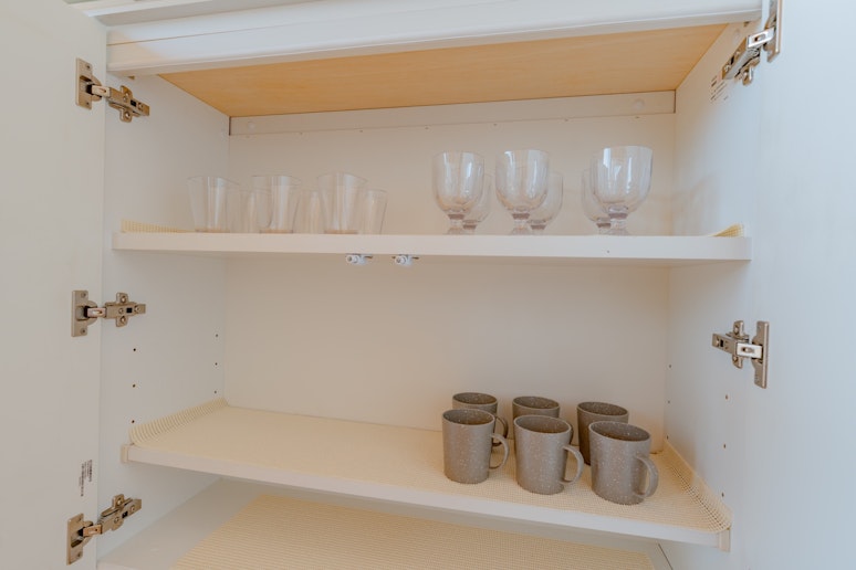 ご家族やご友人との食卓を彩るための食器・カトラリーを完備。洗練されたキッチンスペースで快適にお...