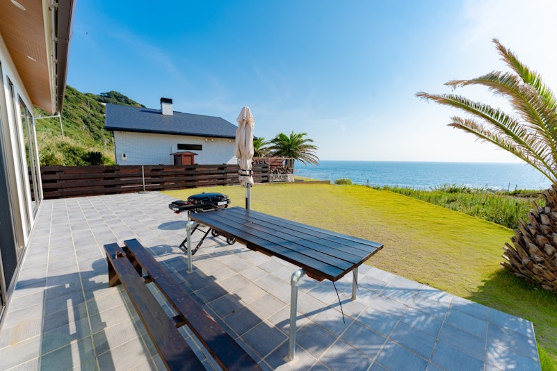 海を一望できる庭でのBBQは訪れる人だけの特別な時間。自然と共に過ごす上質なアウトドア体験をお...