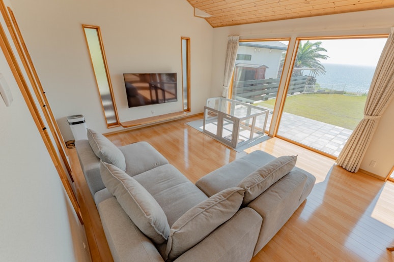 広々としたリビングにはゆったりと過ごせるソファを配置。ワンちゃんと快適にお過ごしいただけます。