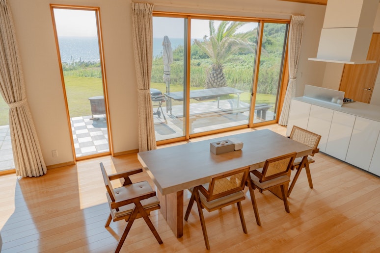 太陽光が差し込む、明るいダイニングスペースではご家族や友人との団欒を楽しめます。