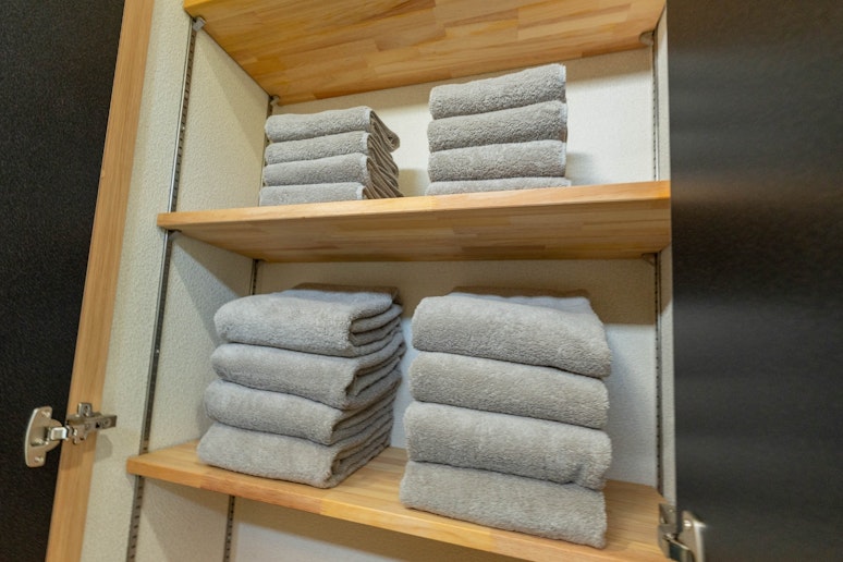 肌触りの良いタオルと厳選されたアメニティをご用意。快適なステイをサポートいたします。