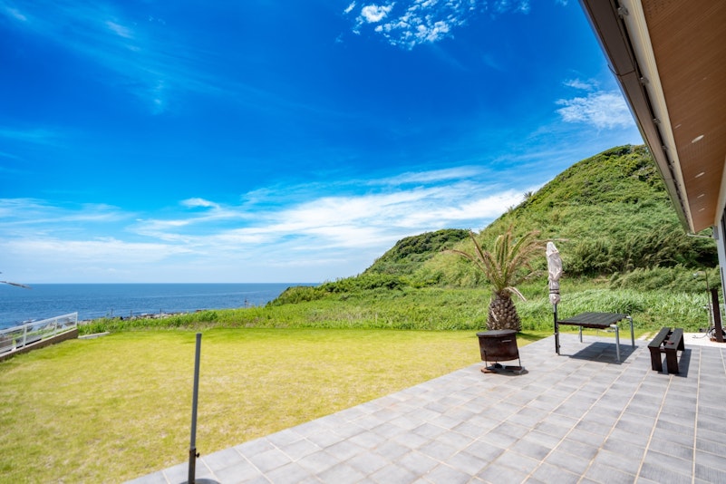 プライベートガーデンで愛犬と遊び、雄大な景色を眺めながらBBQも堪能。快適で贅沢なリゾートステ...