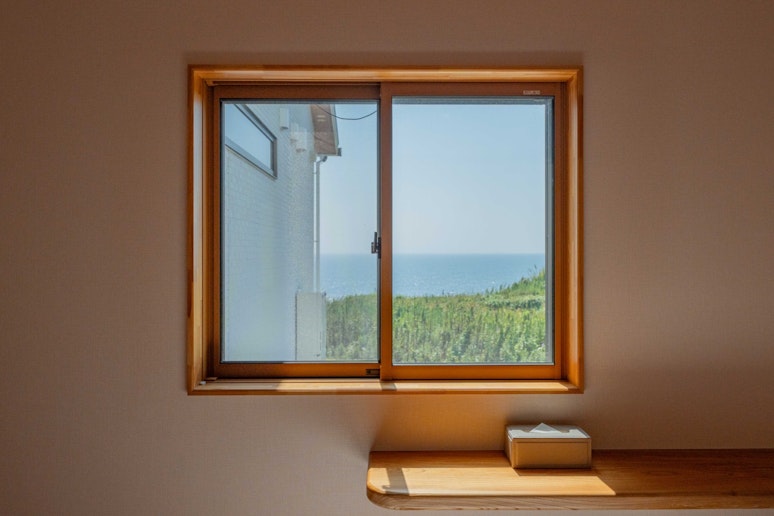 窓の向こうには広がる海と緑。開放感とプライベート感を兼ね備えた空間で、心身ともに癒されるひとと...