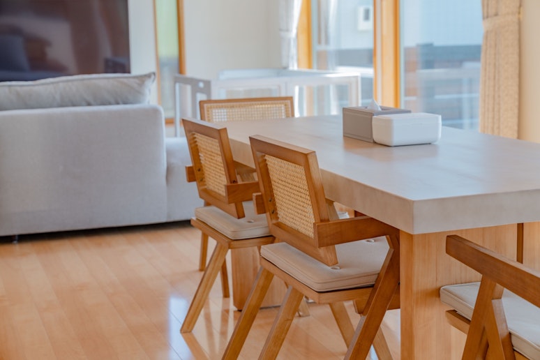 木の温もりを感じられる、温かみのある家具を配置しリラックスできる空間に。