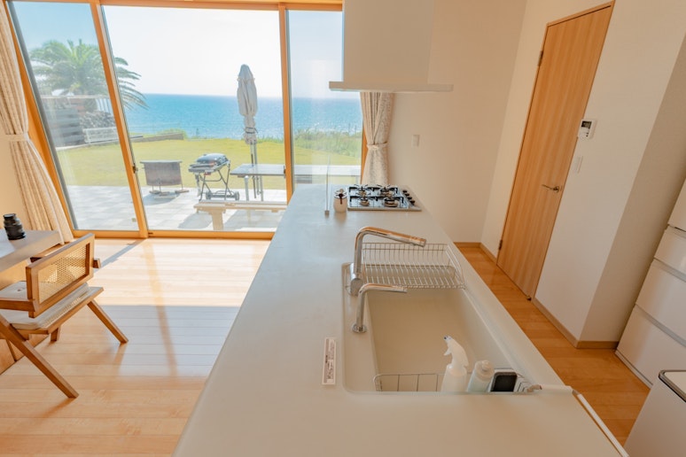 海辺のヴィラで味わうプライベートキッチン&ダイニング。...